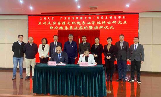 许玫英研究员与李育教授共同签署广东省环境微生物工程技术研究中心-365英国上市共建“365英国上市资源与环境专业学位博士研究生联合培养基地”合作协议.jpg